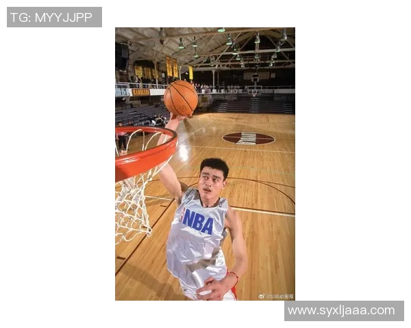 姚明瞬间扣篮震撼全场展现篮球巨星风采的经典时刻 姚明瞬间扣篮震撼全场展现篮球巨星风采的经典时刻