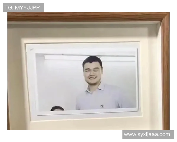 姚明与美国明星合影留念展现中美文化交流与友谊的美好瞬间 姚明与美国明星合影留念展现中美文化交流与友谊的美好瞬间