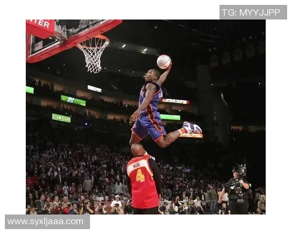 足球巨星挑战篮球场展现扣篮绝技引发热议与欢呼