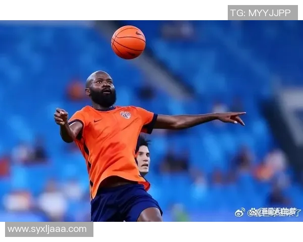 篮球明星跨界挑战踢足球的精彩瞬间图片分享